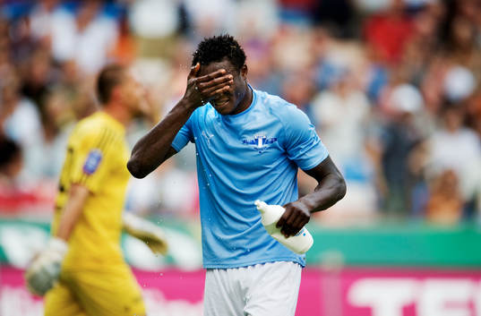 Edward Ofere, Malmö, sköljer av sig