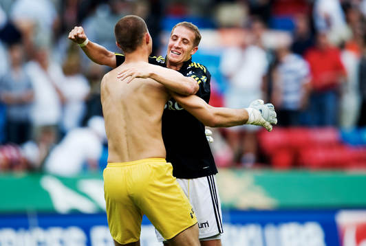 Ivan Turina, målvakt, och Kenny Pavey, AIK, jubel