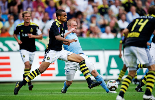 Walid Atta, AIK, kämpar mot Daniel Larsson, Malmö
