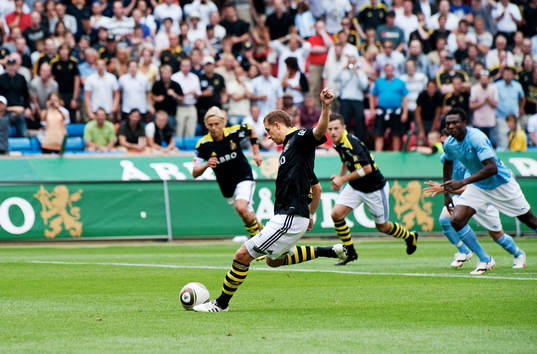 Kenny Pavey, AIK, skjuter in 1-0 på straff
