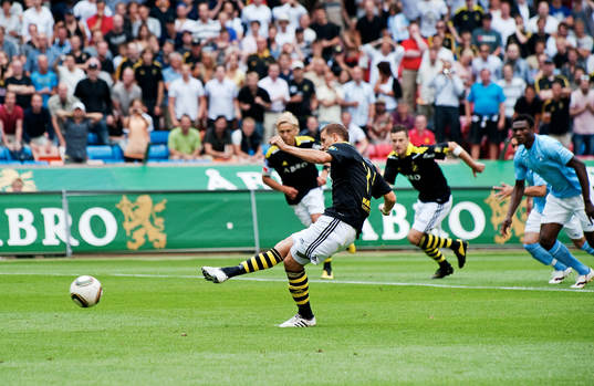 Kenny Pavey, AIK, skjuter in 1-0 på straff
