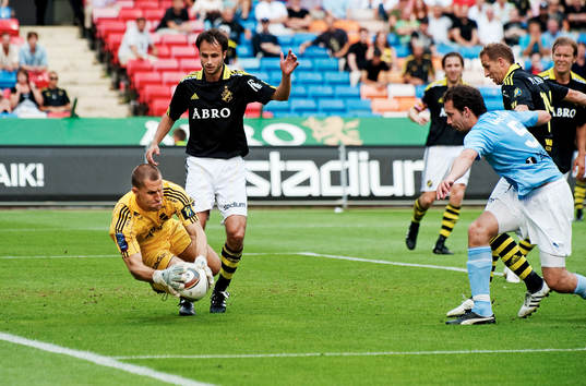 Ivan Turina, målvakt, AIK, räddar ett skott från Miljan