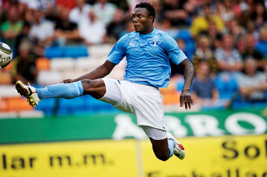 Edward Ofere, Malmö, hoppar upp och träffar Ivan Turina,
