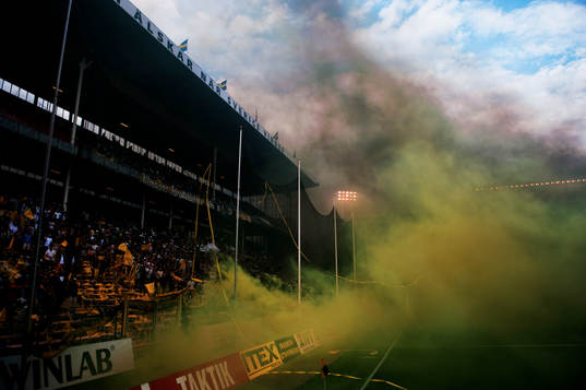 AIK-klacken utlöste bengaleld som försenade matchstarten.