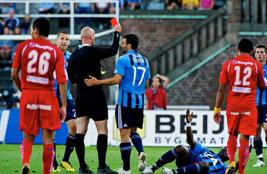 Stefan Johannesson, domare, delar ut ett rött kort till