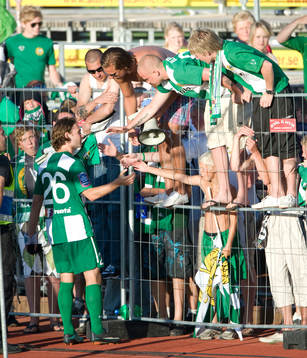 Simon Helg, Hammarby, snackar med fansen