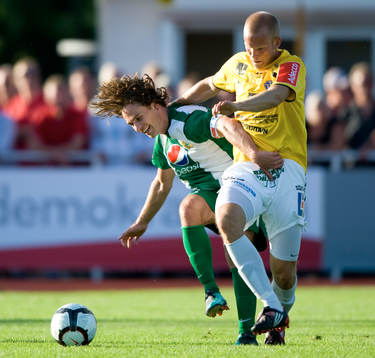 Simon Helg, Hammarby, vräks omkull av Ropbin Ganemyr,