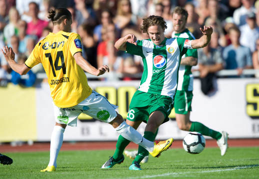 Simon Helg, Hammarby, försöker ta sig förbi Erik