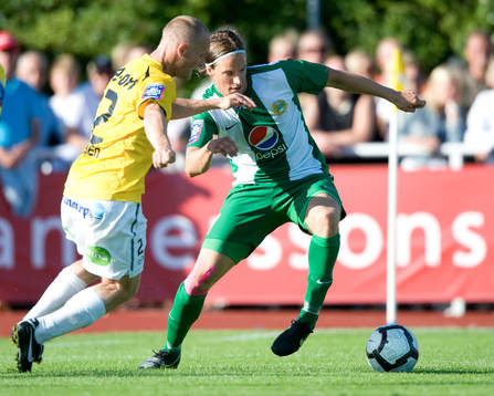Linus Hallenius, Hammarby, försöker ta sig förbi Emil