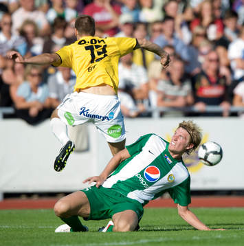 Tobias Holmqvist, Hammarby, försöker stoppa Kristoffer