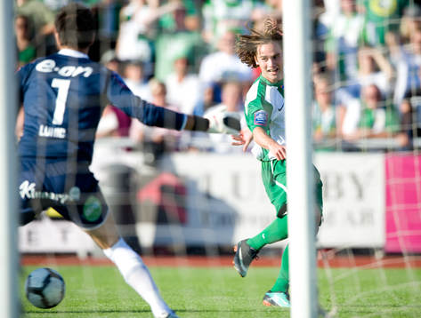 Simon Helg, Hammarby, nära överlista Stojan Lukic,