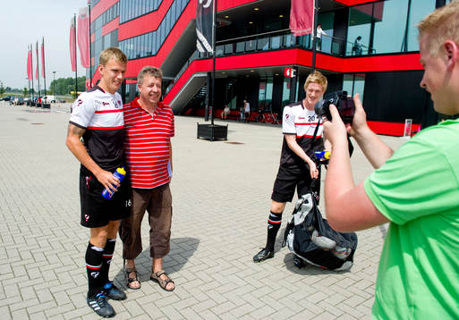 Pontus Wernbloom och Rasmus Elm, skriver autografer