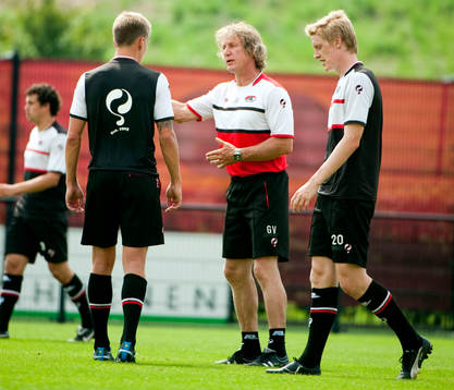 Pontus Wernbloom och Rasmus Elm, pratar med tränare