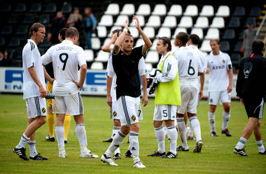 Kenny Pavey, AIK applåderar fansen