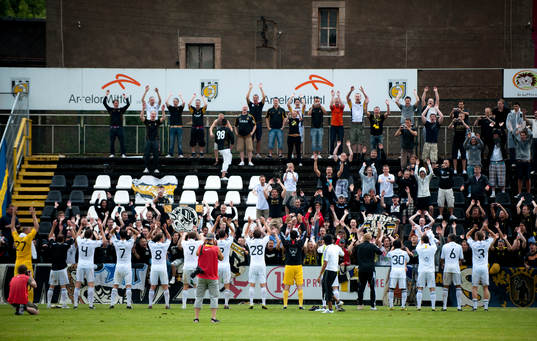 Spelarna tackar supportrarna