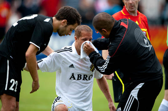 Kenny Pavey, AIK gör illa näsan