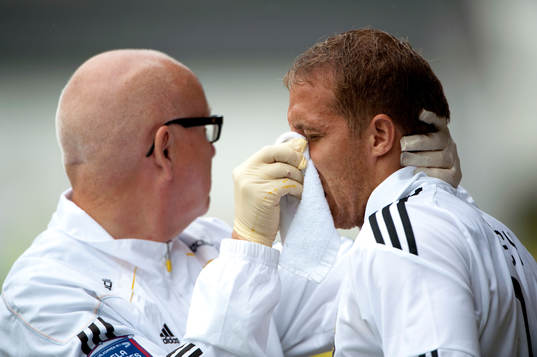 Kenny Pavey, AIK gör illa näsan. Skada