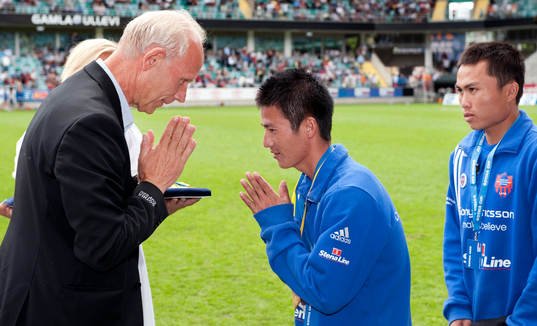 Fotboll, Gothia Cup, ungdom,  Dennis Andersson delar ut