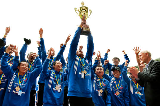 Fotboll, Gothia Cup, ungdom, Dennis Andersson delar ut pris