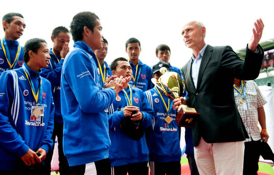 Fotboll, Gothia Cup, ungdom, Dennis Andersson delar ut pris
