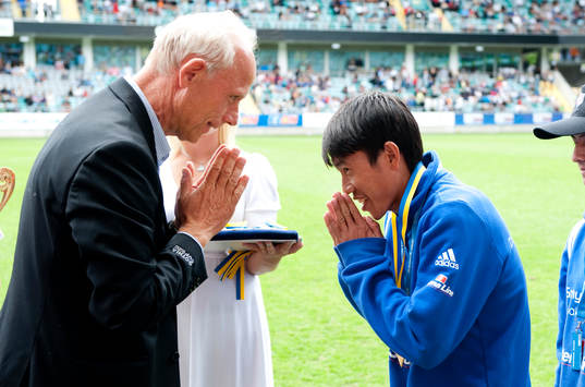 Fotboll, Gothia Cup, ungdom, Dennis Andersson delar ut pris