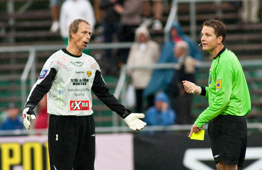 Mattias Asper, målvakt, Mjällby får varning av Martin