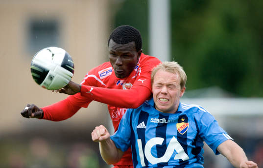 Patrik Haginge, Djurgården och Abiola Dauda nickduellerar,