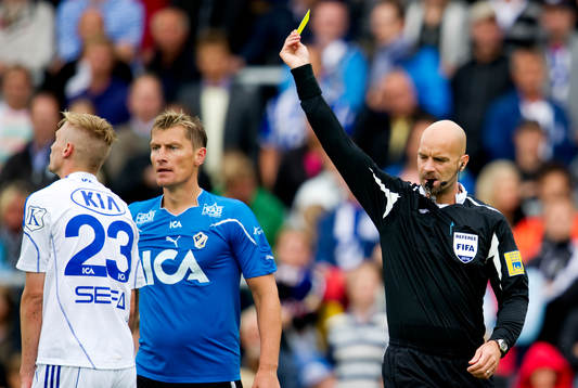Stefan Johannesson, domare ger Sebastian Eriksson, IFK