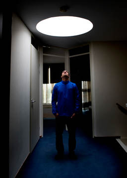 Emir Bajrami, hemma i lägenheten i Twente
