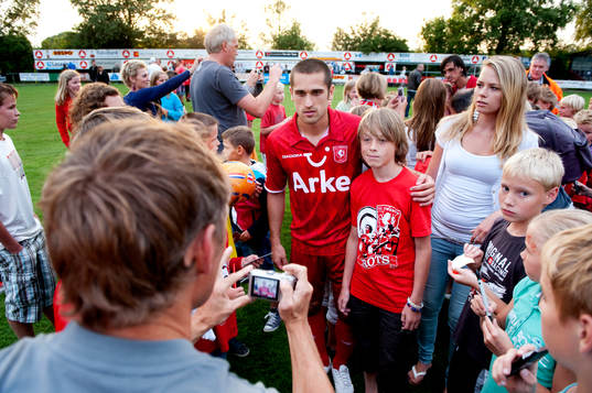Emir Bajrami, Twente, skriver autografer