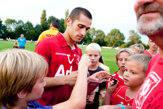 Emir Bajrami, Twente, skriver autografer