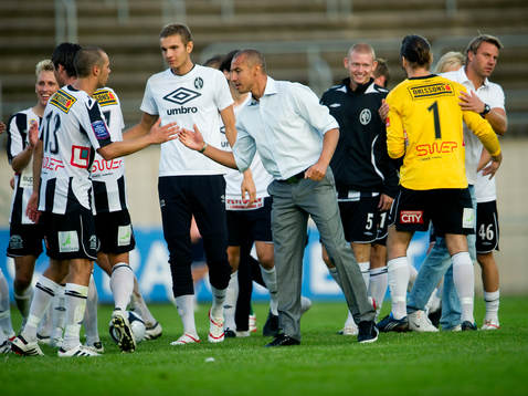 Henrik Larsson, tränare Landskrona tackar sina spelare