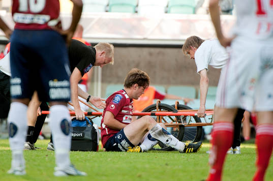 Sebastian Johnasson, Örgryte, bryter nyckelbenet och får