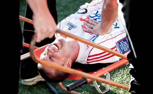 Tobias Solberg, Degerfors, får utgå med dubbla armbrott.