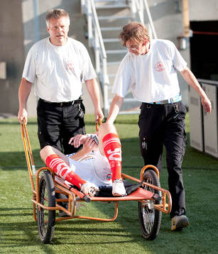 Tobias Solberg, Degerfors, får utgå med dubbla armbrott.
