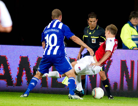 Ragnar Sigurdsson, Göteborg drar på sig en frispark när