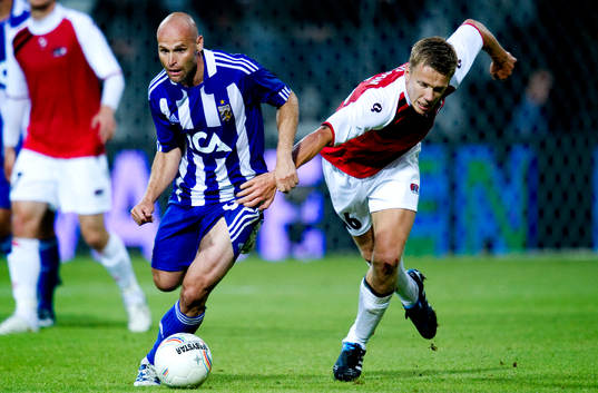 Thomas Olsson, Göteborg, dras i byxan av Pontus Wernbloom,