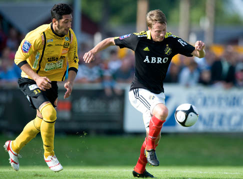 Viktor Lundberg, AIK, springer ifrån Juan Robledo, Mjällby