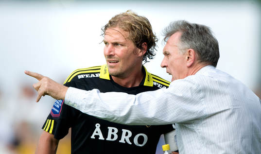 Alex Miller, tränare, instruerar Daniel Tjernström