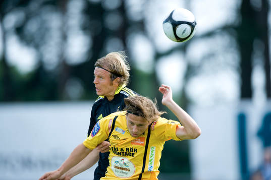 Per Karlsson, AIK, mot Peter Gitzelov, Mjällby. Nick,
