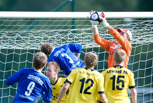 Kalle Lindell, målvakt, Hässleholm greppar bollen