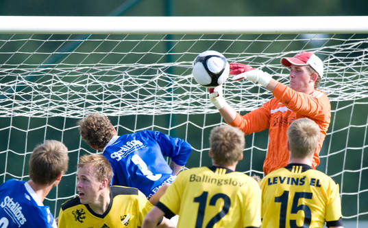 Kalle Lindell, målvakt, Hässleholm greppar bollen