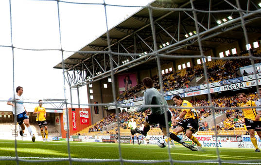 Stefan Ishizaki, Elfsborg,  gör mål på Mattias Hugosson,