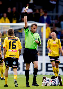 domare Sven-Martin Åkesson, ger gult kort, varning