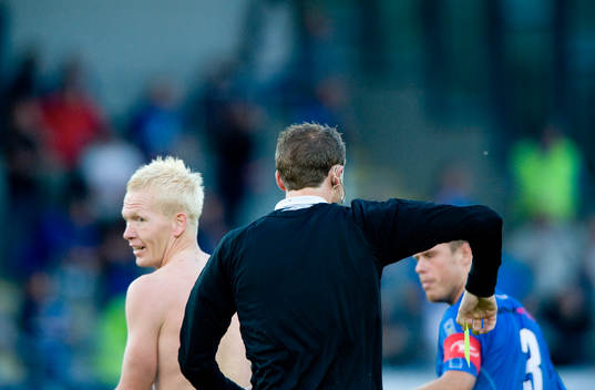 Mattias Adelstam, Trelleborg, drog av sig tröjan och fick