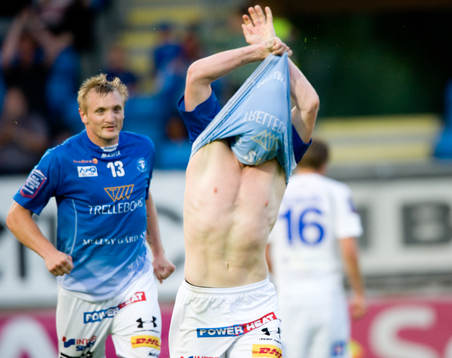 Mattias Adelstam, sliter av sig tröjan, Fredrik Jensen