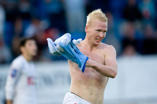 Mattias Adelstam, sliter av sig tröjan. Glädje, jubel