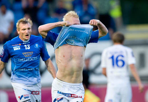 Mattias Adelstam, sliter av sig tröjan, Fredrik Jensen