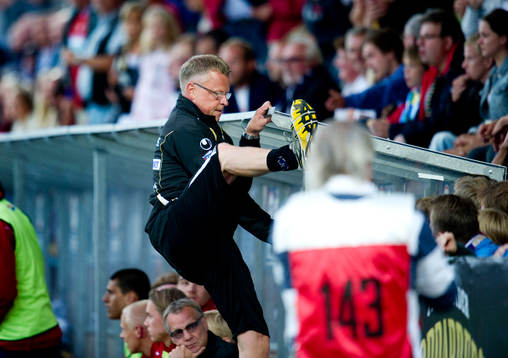 Jan Andersson, tränare, visas upp på läktaren