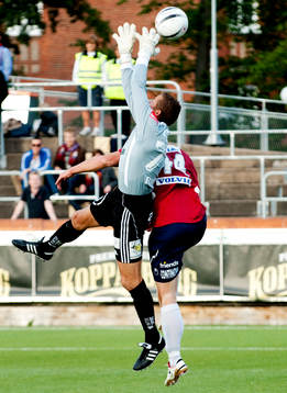 Daniel Andersson, målvakt, Ängelsholm, tappar bollen